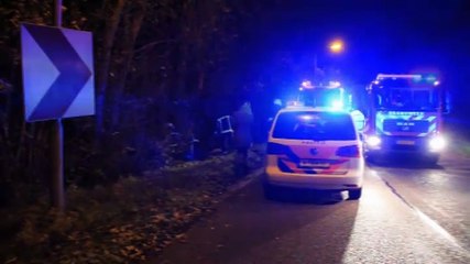 Auto glijdt van de weg bij Scheemda - RTV Noord