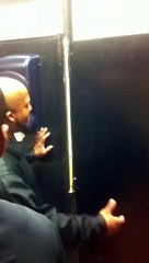 FAIL : Bourré, il essaie de sortir des toilettes