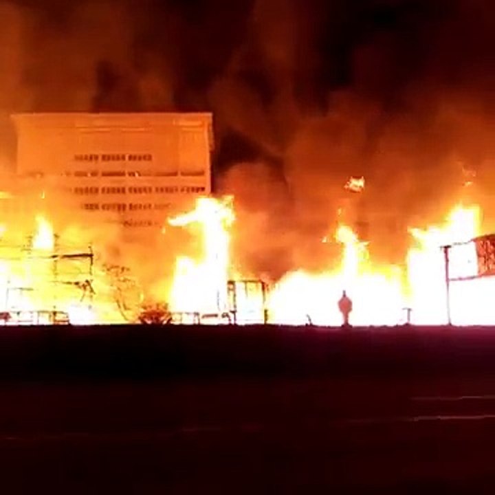 Un incendie géant ravage des immeubles à Los Angeles