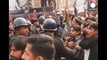 Paquistão: protesto da oposição degenera em confrontos em Faisalabad