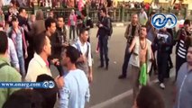 عشرات المستقلين يرددون هتافات رافضه ببراءة مبارك بميدان التحرير