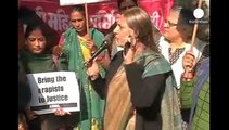 Autista accusato di stupro in India. Proteste in strada e Uber sospesa
