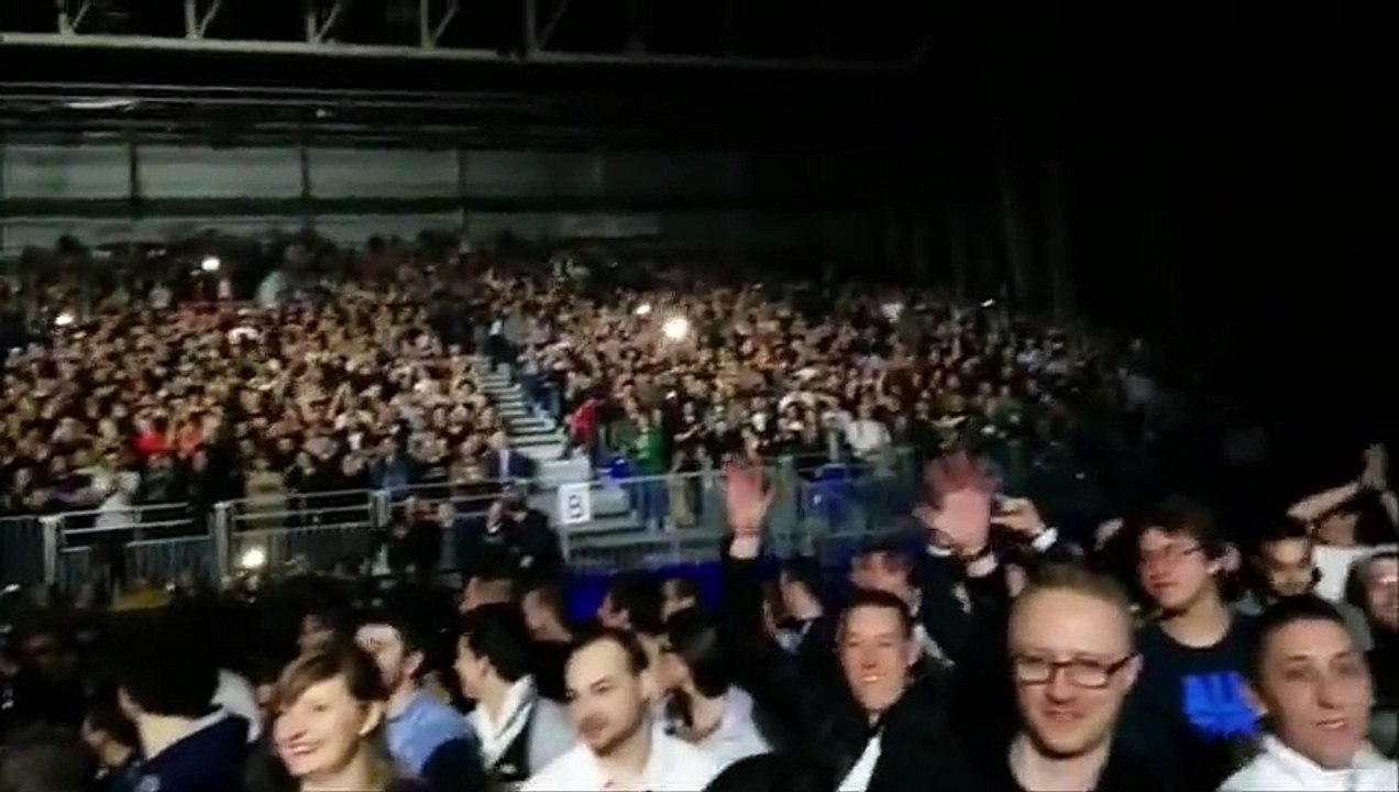 Dieudonné : Quenelle de masse pour martine aubry  !  A VOIR
