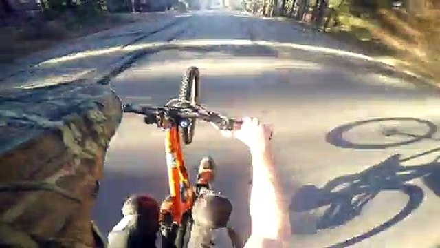 Belle descente en VTT sur la roue arrière