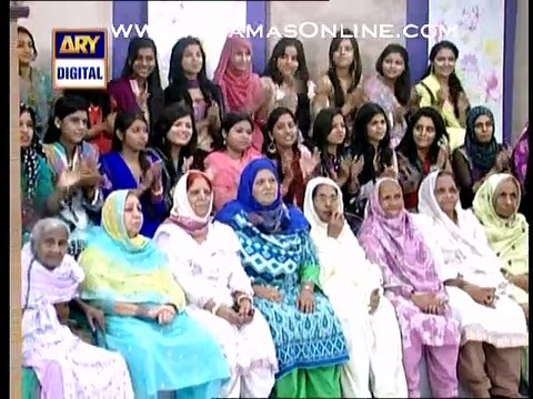 Nida Yasir apne morning show pe safeed sari or red lipstick laga k widhwa aatma ban k agayi