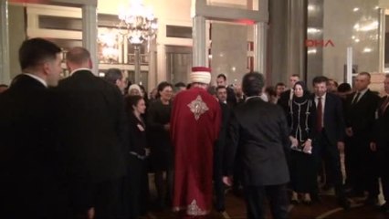 Konserde Yaptığı Ebru'yu Başbakan Davutoğlu'na Hediye Etti