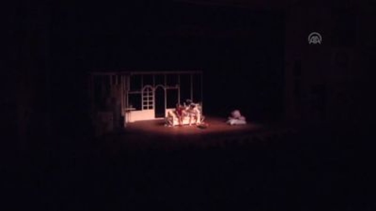 1. Antalya Tiyatro Festivali - "2'si 1 Arada" Adlı Oyun Sahnelendi