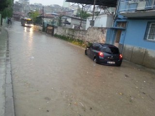 İzmir'de Sağanak Yağış Sonrası Caddeler Göle Döndü