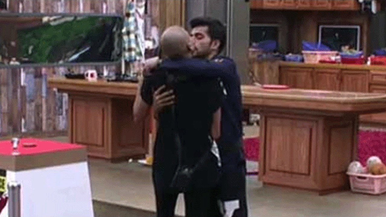 BIGG BOSS 8 : Diandra And Gautam Share A HOT LIP LOCK