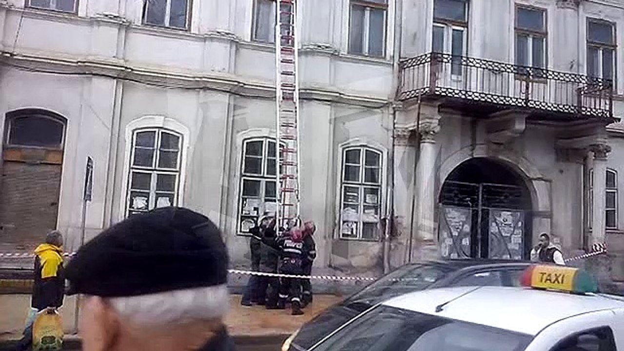 AGORA MEDIA | Intervenţia pompierilor la clădirea fostei Judecătorii