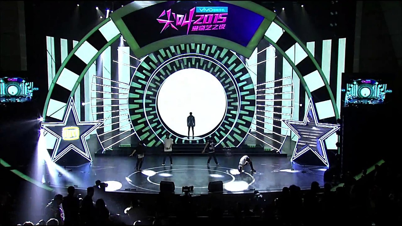 UNIQ - Intro + Born to fight @ iQiyi Scream Night 2015