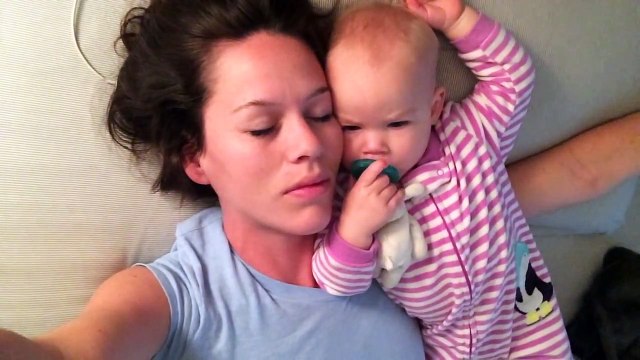 Quand une jeune maman essaie de dormir avec son bébé