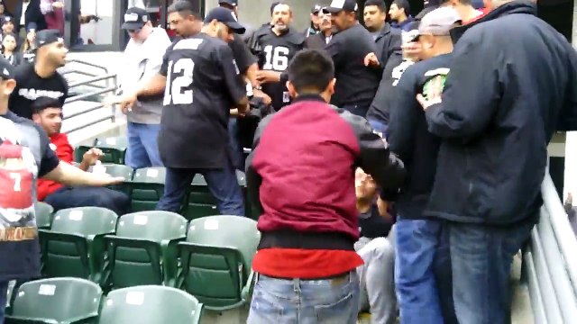 Grosse baston entre supporters de NFL : 49ers vs Raiders