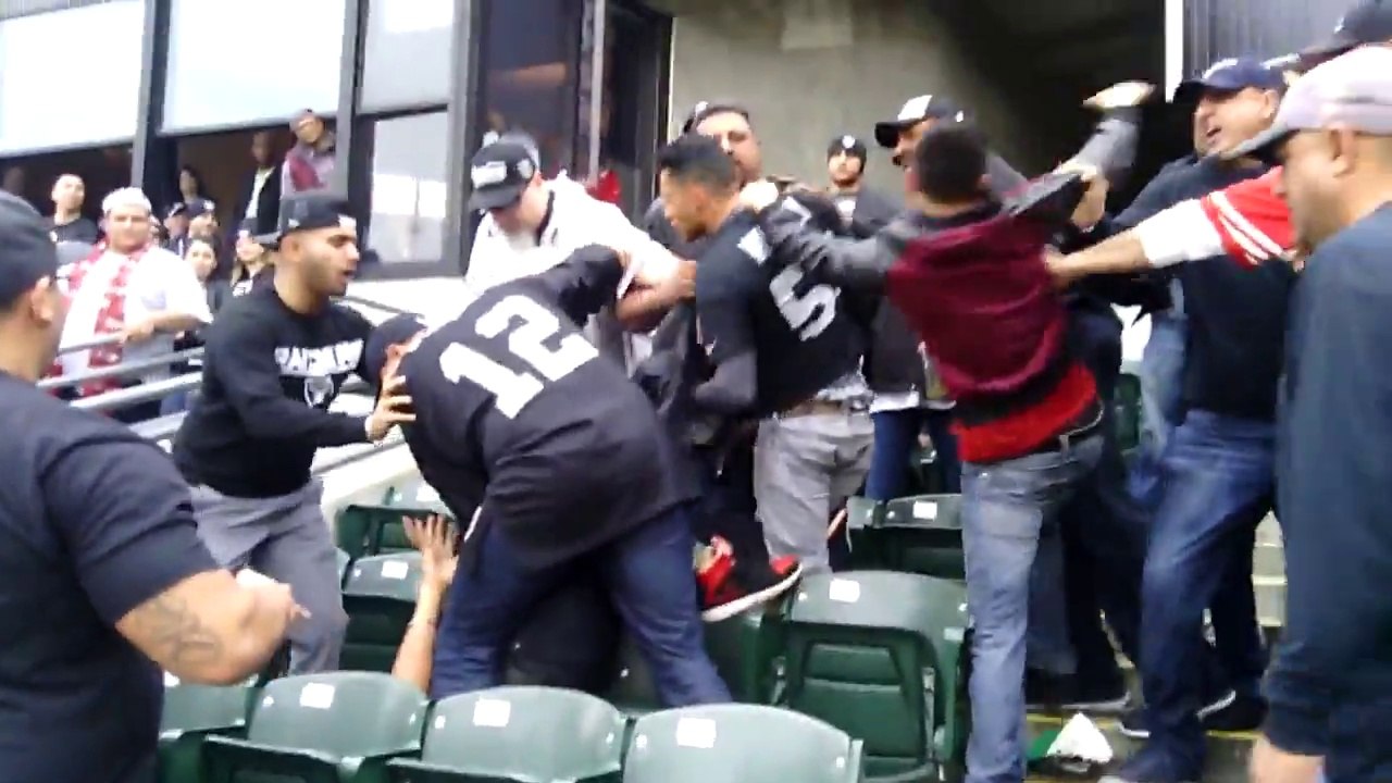 Violent NFL fan fight : 49ers fan vs big fat Raiders fan!