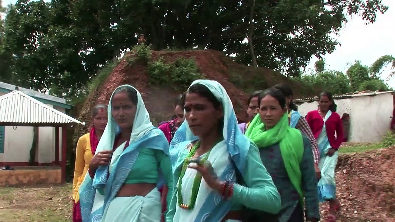 Armee von Hausfrauen rettet Babys in Nepal