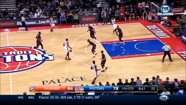Dunk magique de Russell Westbrook face à Detroit (12-7-14)