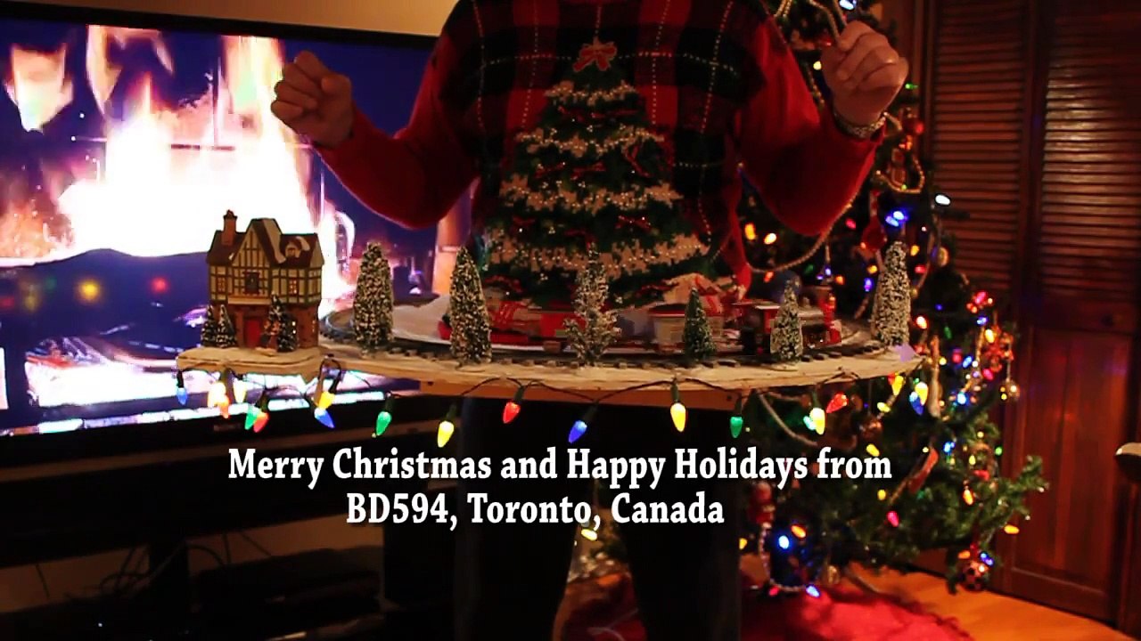 Voici le plus moche des Pull-over de NOEL. Avec un train miniature intégré! Moche...