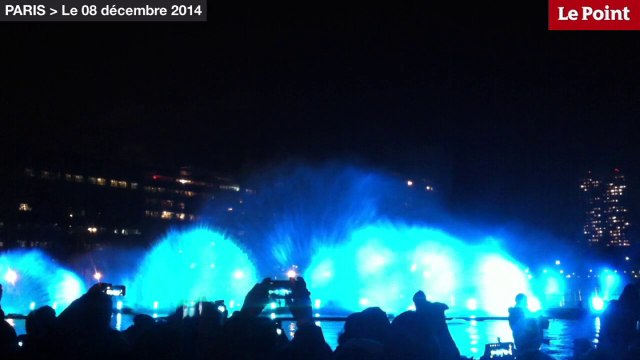 Un mur d'eau géant lors de l'avant-première parisienne du film Exodus de Ridley Scott