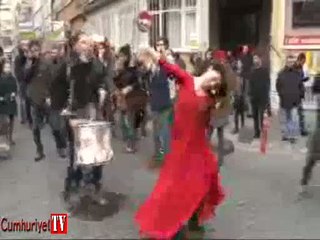 'Kırmızılı Kadın'ın protesto dansı hayran bıraktı