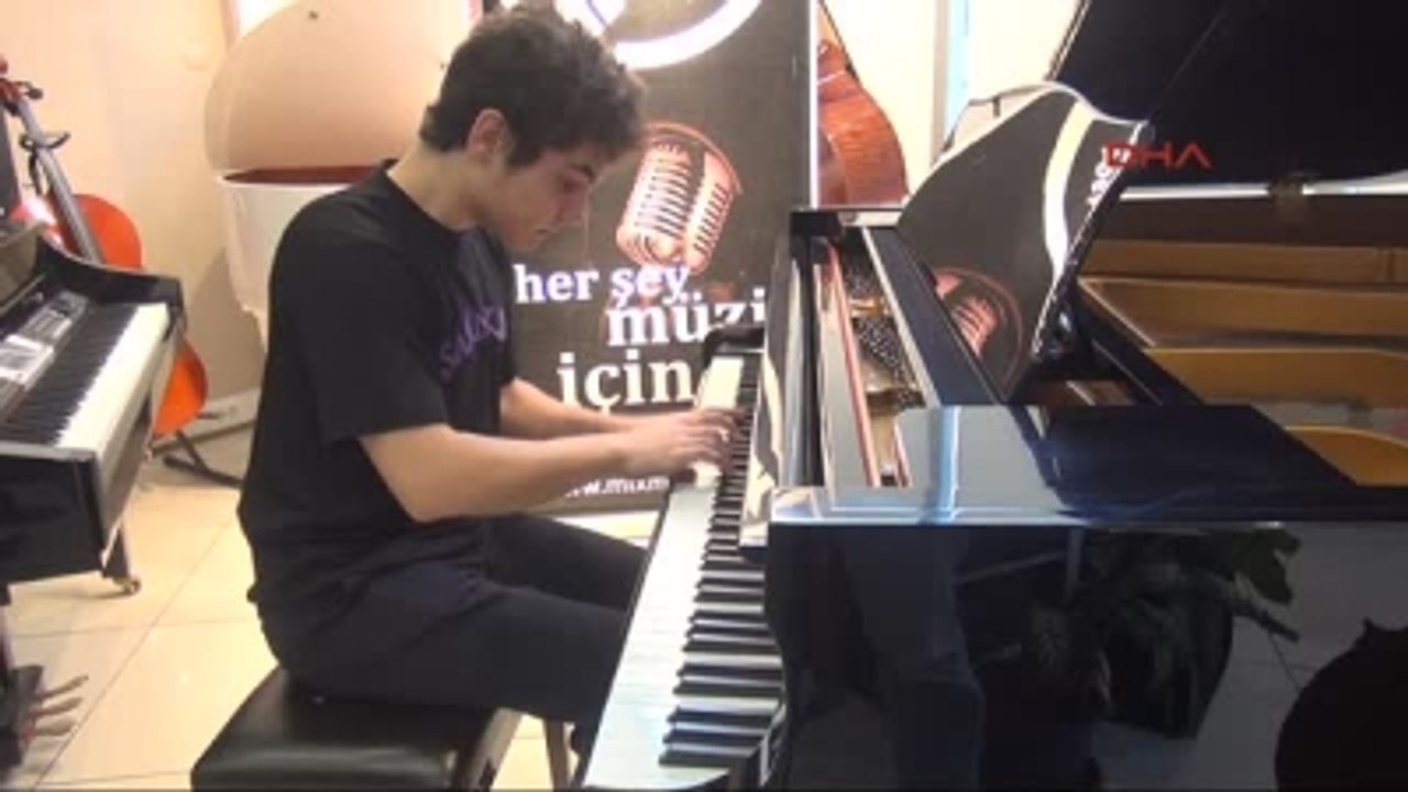 Bursa Suriyeli Müzik Dahisi Tambi, Gece Açılan Nüfus Müdürlüğü'nden Nüfus Cüzdanını Aldı