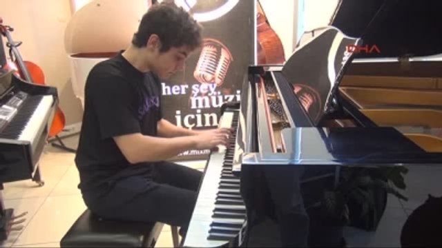 Bursa Suriyeli Müzik Dahisi Tambi, Gece Açılan Nüfus Müdürlüğü'nden Nüfus Cüzdanını Aldı