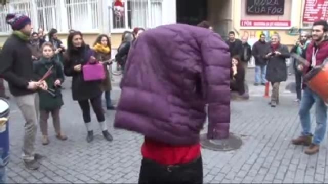 Kırmızı Elbiseli Kadından Danslı 'Caferağa' Protestosu