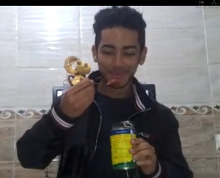 Un Tunisien mange de l'Harissa à la petite cuillère !