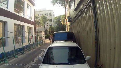 Sokak Ortasında Böyle Gezilirmi