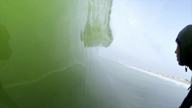 Snow and ocean : Ice Cold Barrels and surfing session!