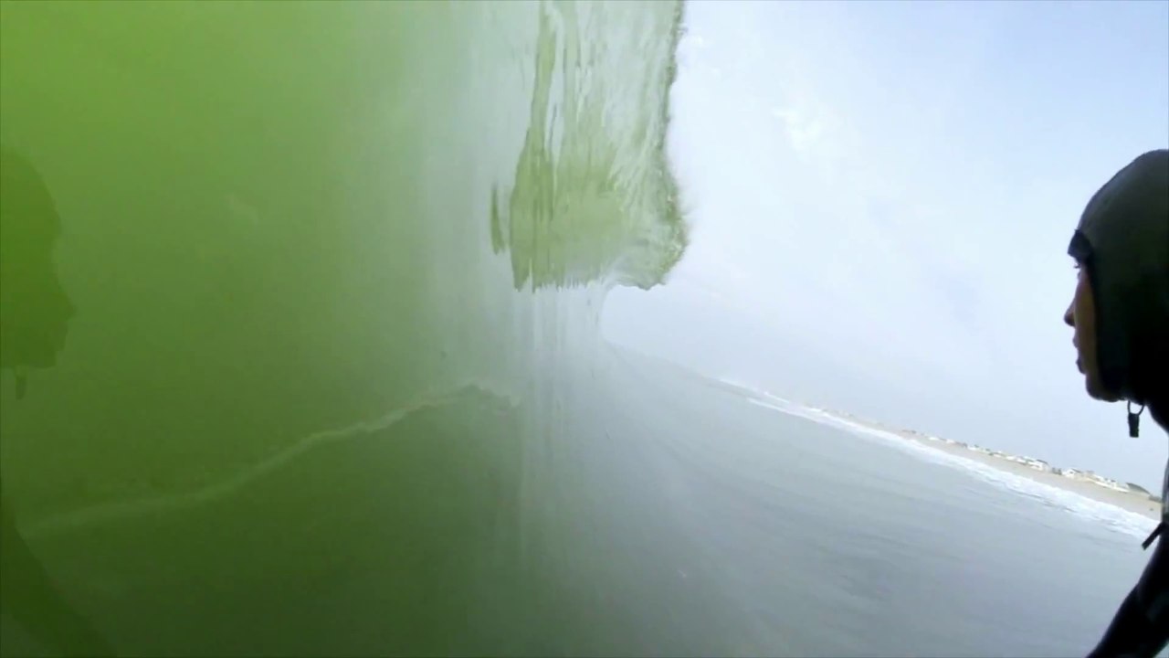 Snow and ocean : Ice Cold Barrels and surfing session!