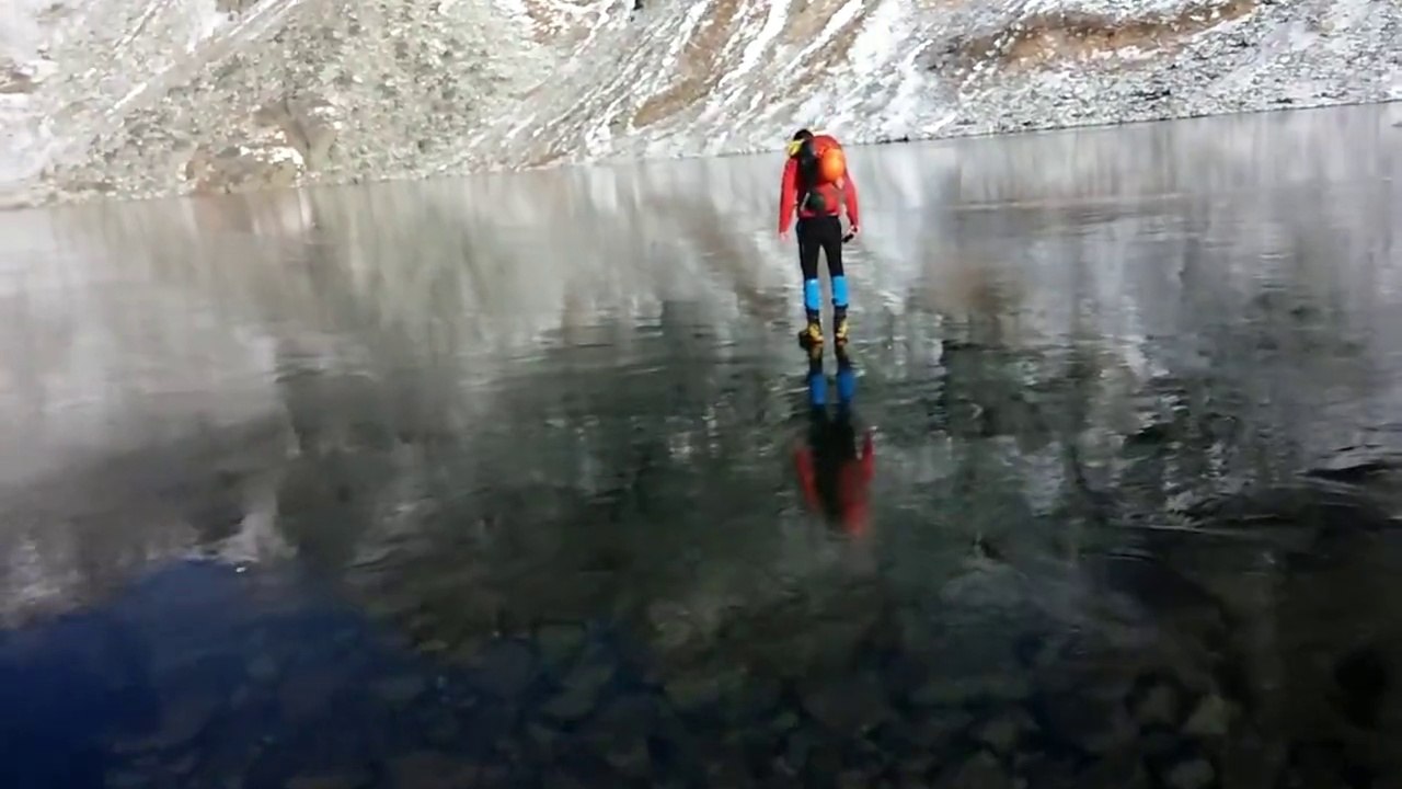 Un lac gelé d'une pureté à couper le souffle : glace limpide!