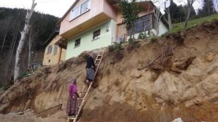 Rizeli Aile, Yol Çalışması Yüzünden Evlerine Ahşap Merdivenle Giriyor