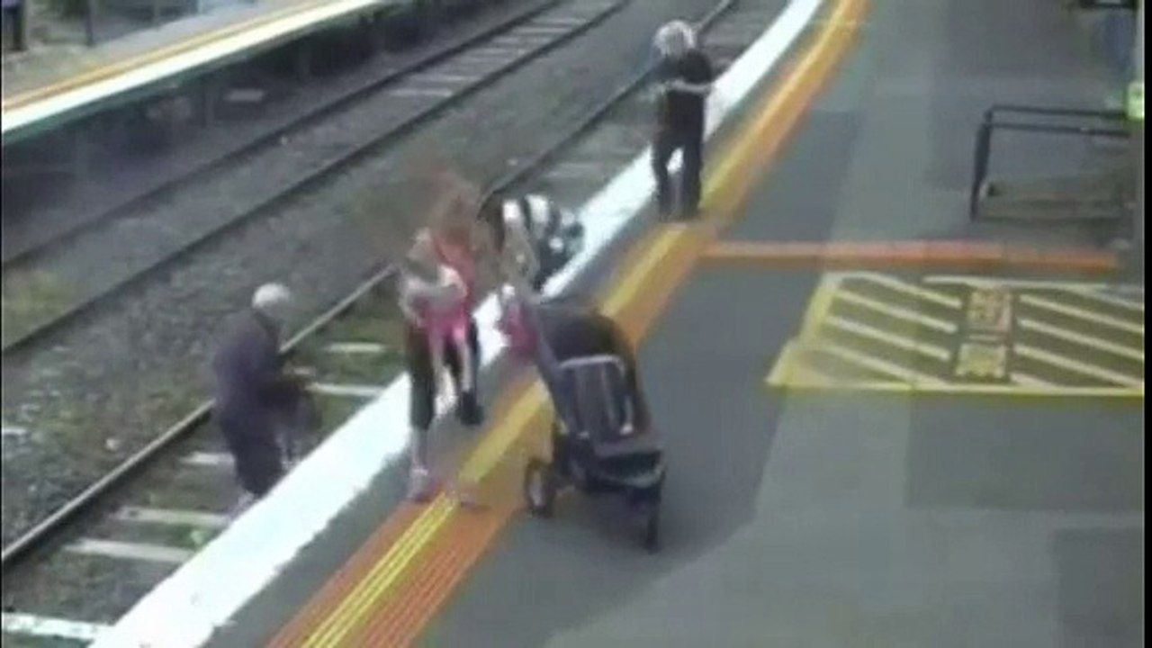 Momento de cortar a respiração quando bebé cai em linha férrea