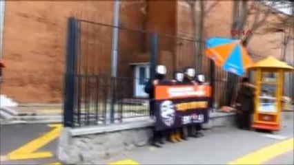 Kendilerini Zincirleyen Maskeli Eylemciler Gözaltına Alındı