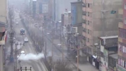 Yüksekova'da Polise Taşlı Saldırı