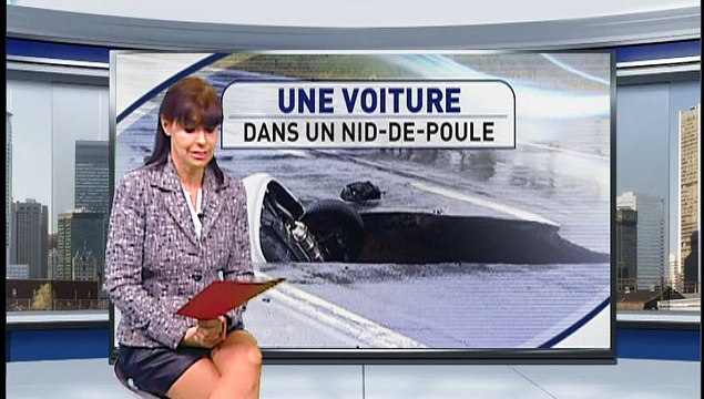 Une voiture dans un méga nid-de-poule en Chine