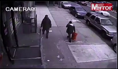 Pontapeia grávida de três meses para roubar telemóvel