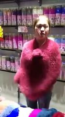 Atkıdan kendisine çeşit çeşit elbise yapan genç Kadın