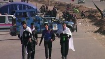 Iraqi Shiite pilgrims walk through restive province to Karbala