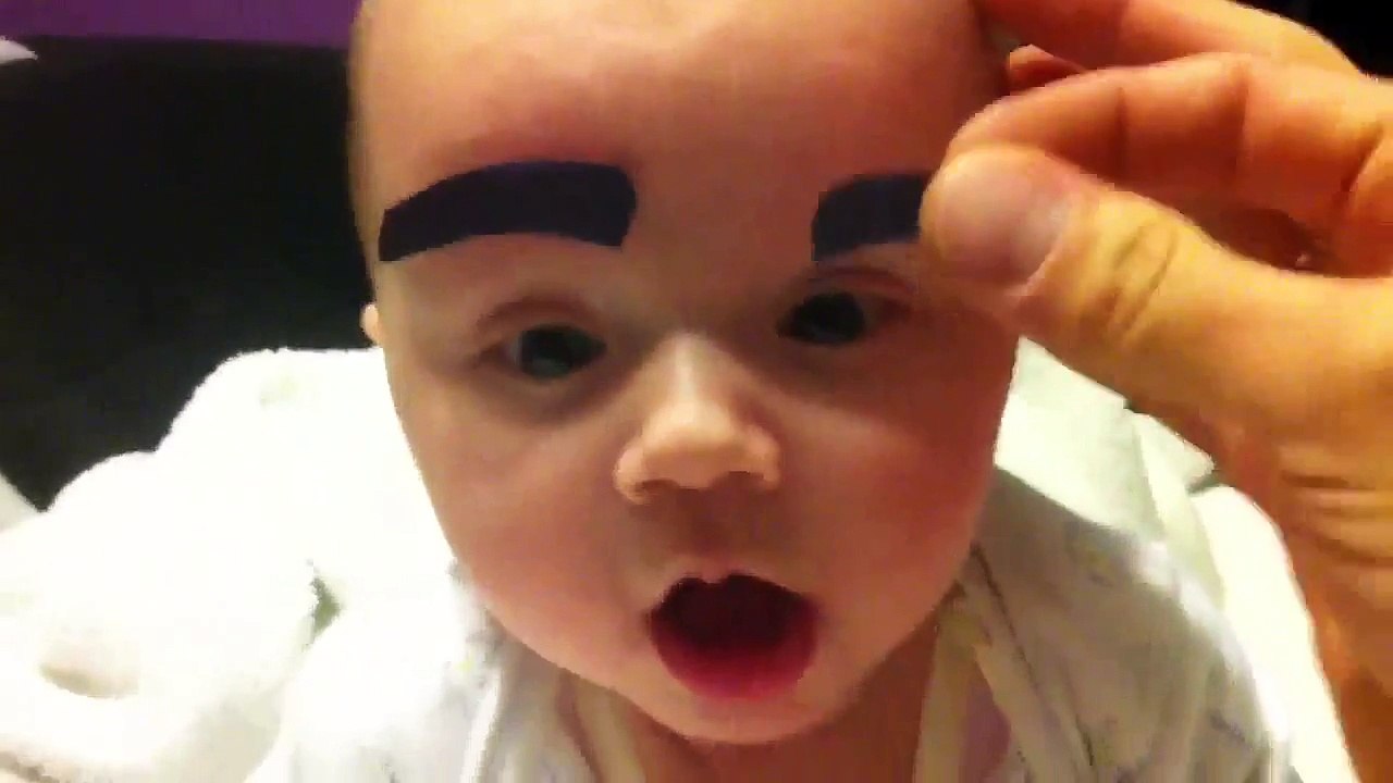 Papa met des faux poils sur son bébé