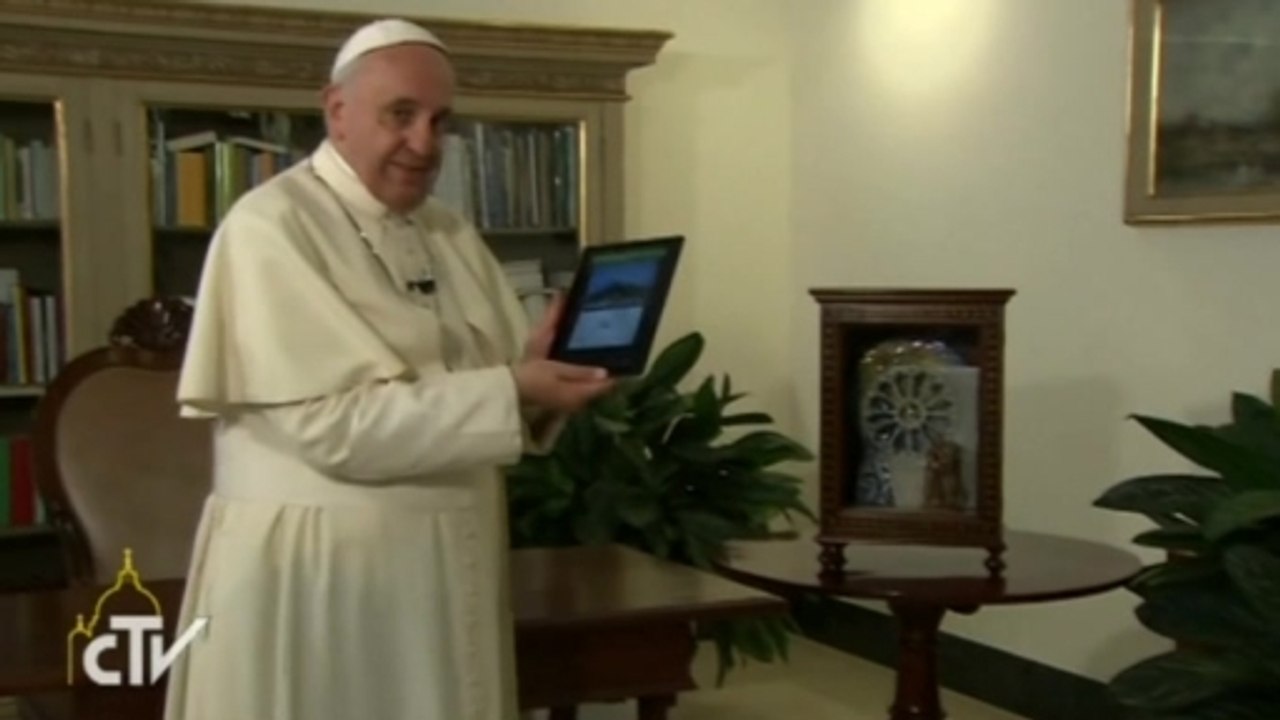 Pope uses tablet to light Christmas tree