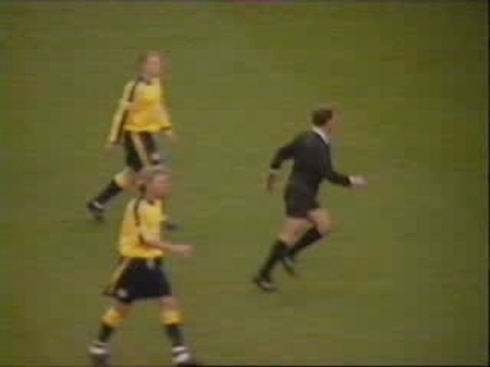 - Arbitro tenta di imitare maradona