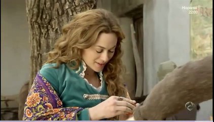 78  BANDOLERA  Miguel anima a Sara con una cesta de flores