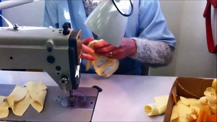 Françoise brode les yeux d'un futur sac Titi