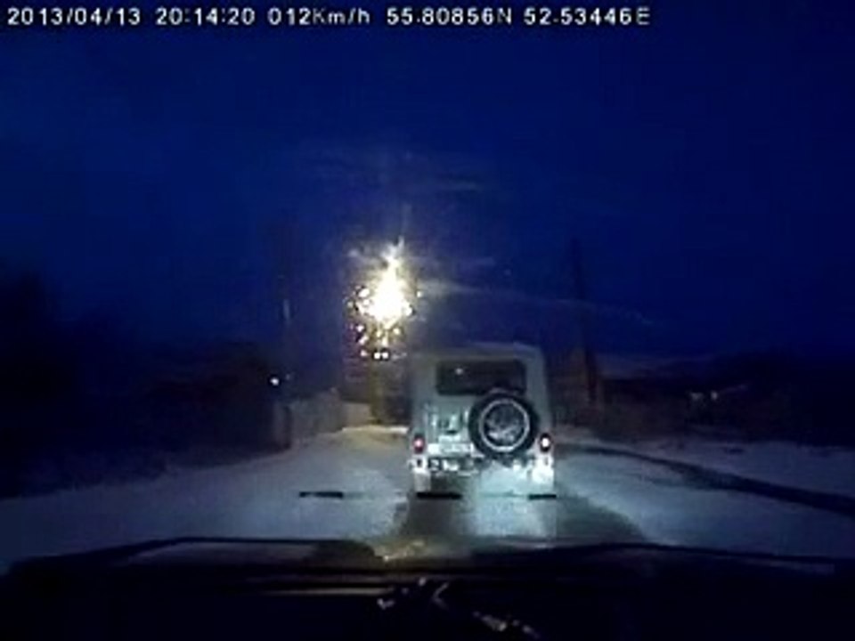 Un policier russe rattrape une voiture en état d'arrestation en courant après !