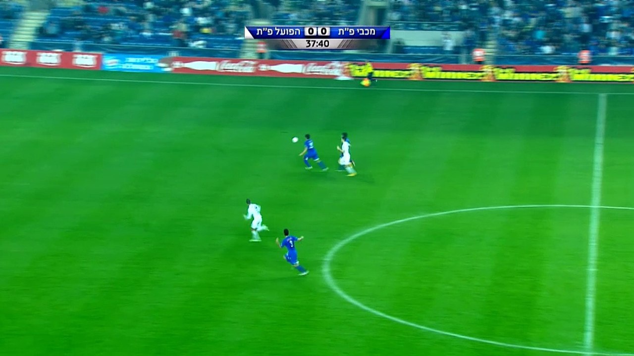 Svarione del portiere, pallonetto micidiale in Israele