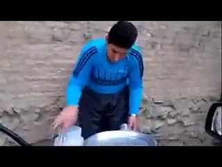 Haşlanmış Mısırı 4 Saniyede Yutan Çocuk :)