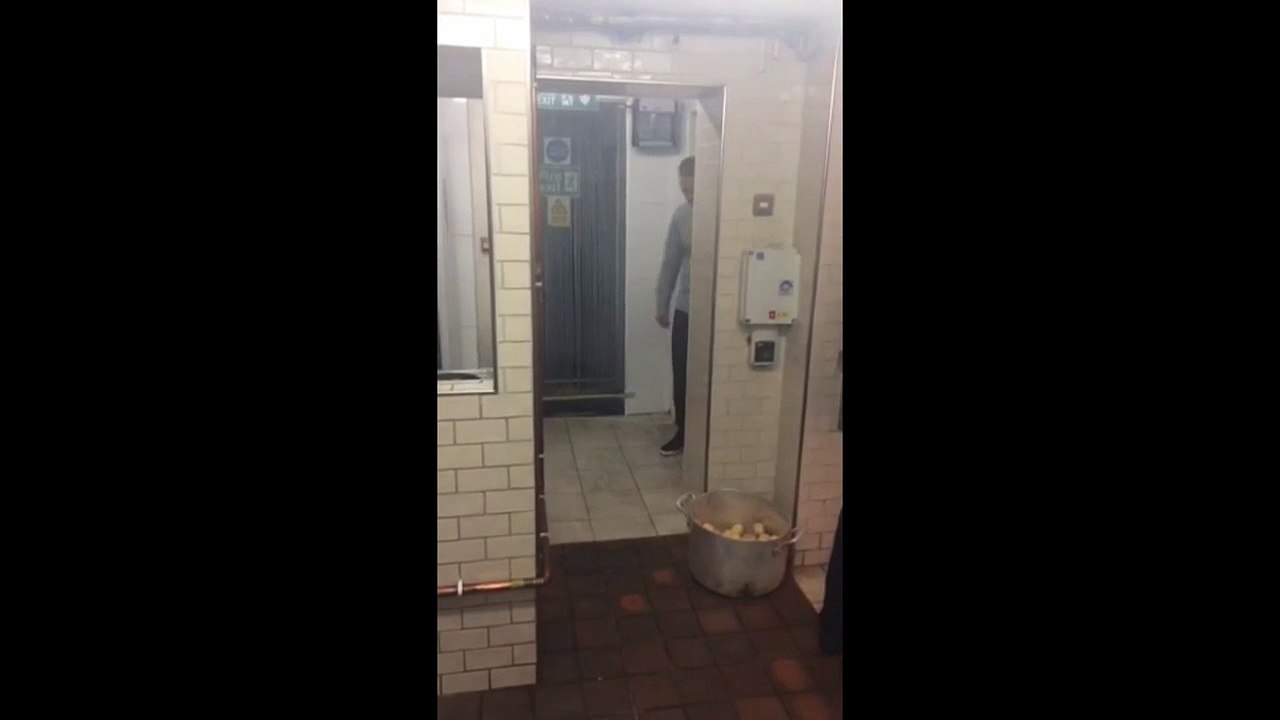 Ryan Giggs jongle avec une pomme de terre