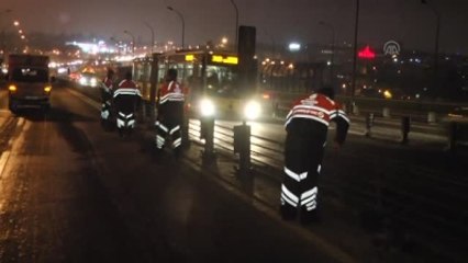 Yola Dökülen Maket Bıçakları Araçlara Zarar Verdi