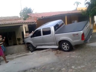 Caminhonete hilux colide com muro de casa
